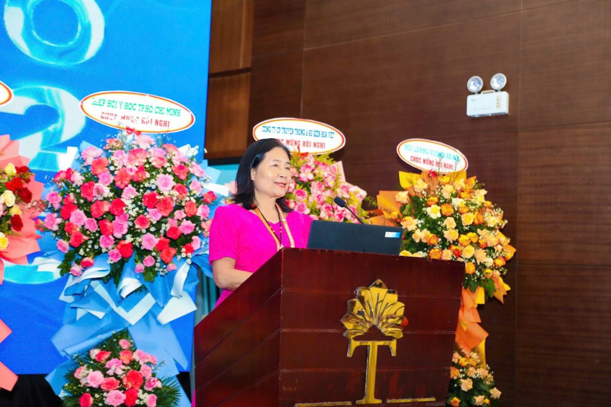 PGS.TS. Nguyễn Thị Ngọc Lan trình bày bài báo cáo tại Hội nghị Khoa học Thường niên của Hội Thấp khớp học TP. Hồ Chí Minh – HRA 2025