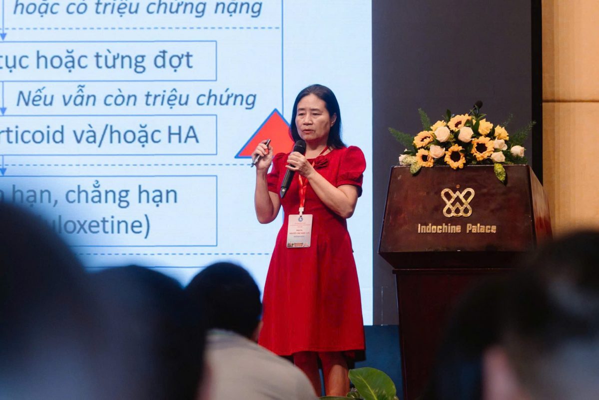 PGS.TS Nguyễn Thị Ngọc Lan - Chủ tịch Hội Thấp khớp học Việt Nam trình bày bài báo cáo về Điều trị thoái hóa khớp gối bằng HA