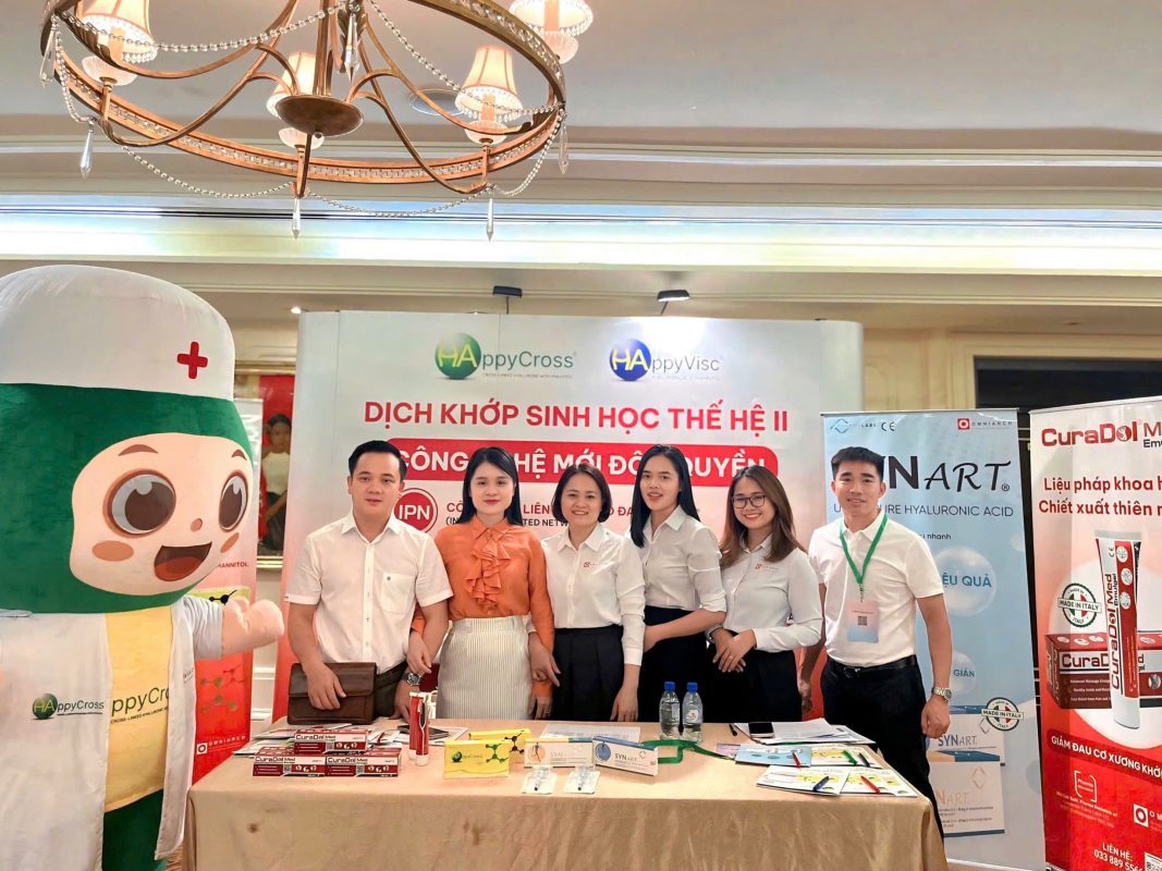 Đội ngũ Công ty Thảo Dược PHD cùng Omniarch Healthcare Việt Nam tại không gian trưng bày sản phẩm