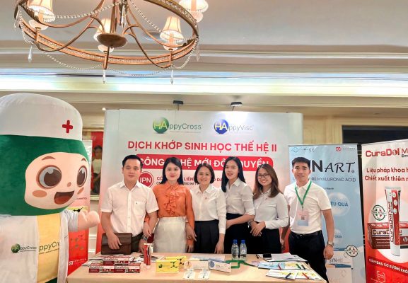 Đội ngũ Công ty Thảo Dược PHD cùng Omniarch Healthcare Việt Nam tại không gian trưng bày sản phẩm